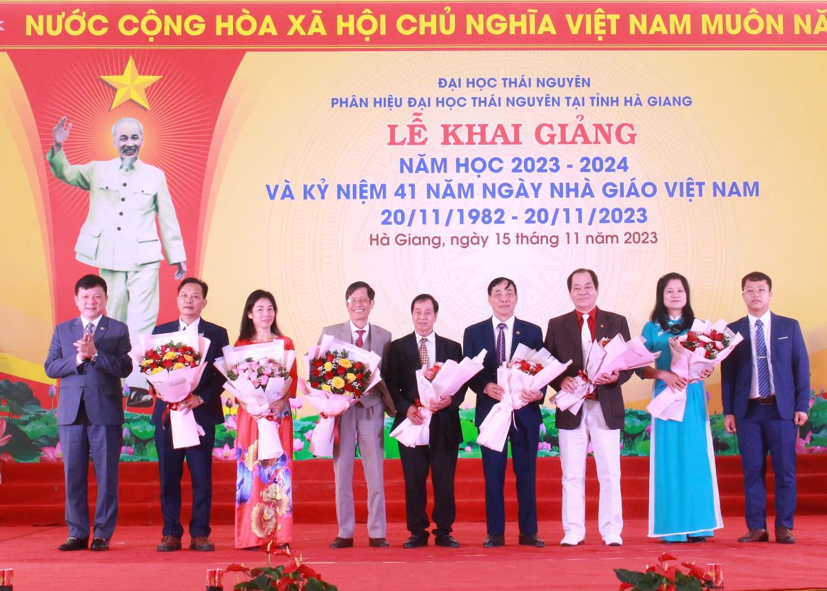 Lãnh đạo Phân hiệu ĐHTN tại tỉnh Hà Giang tặng hoa tri ân các thầy, cô nguyên là lãnh đạo trường Cao đẳng Sư phạm Hà Giang và cán bộ, giáo viên của Phân hiệu nhân dịp kỷ niệm 41 năm Ngày Nhà giáo Việt Nam