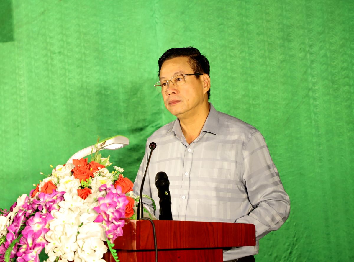 Chủ tịch UBND tỉnh Nguyễn Văn Sơn phát biểu tại Ngày hội Đại đoàn kết toàn dân tộc thôn Bản Lạn.