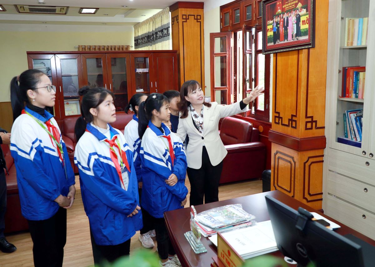 Phó Trưởng đoàn chuyên trách Đoàn ĐBQH khóa XV đơn vị tỉnh Hà Giang Lý Thị Lan giới phòng làm việc với các cháu học sinh tham gia Chương trình “Mạng lưới thanh, thiếu niên toàn cầu” huyện Quang Bình.