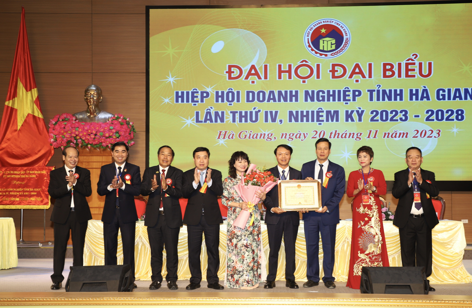 Chủ tịch UBND tỉnh Nguyễn Văn Sơn tặng Bằng khen cho Hiệp hội Doanh nghiệp tỉnh