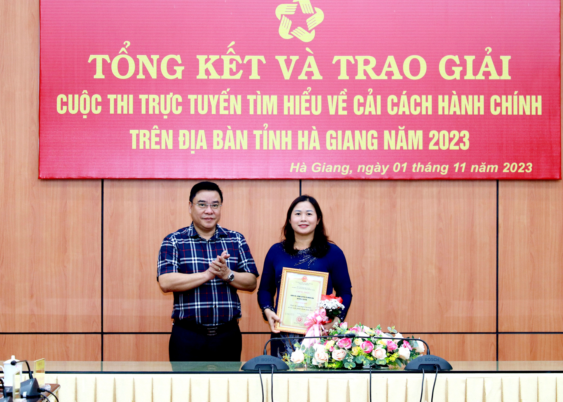 Phó Chủ tịch Thường trực UBND tỉnh Hoàng Gia Long trao giải Nhì cho tập thể đạt giải.