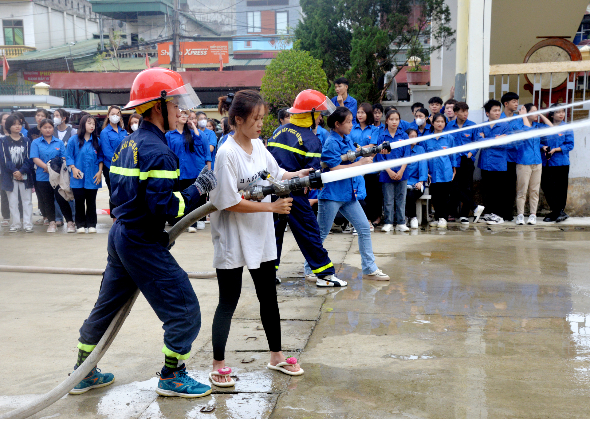 Lực lượng Cảnh sát PCCC&CNCH hướng dẫn các em sinh viên Phân hiệu Đại học Thái Nguyên tại tỉnh kỹ năng phun nước xử lý đám cháy.
