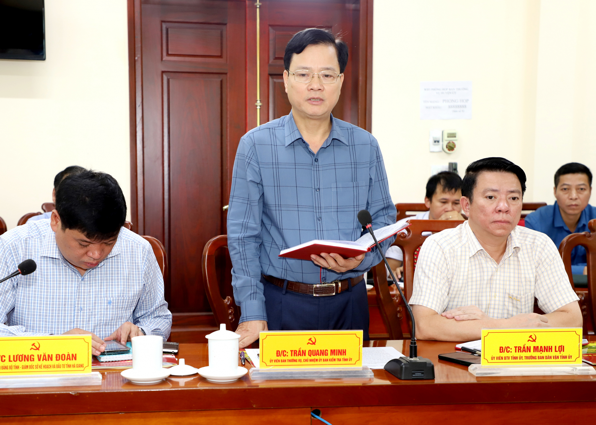 Chủ nhiệm UBKT Tỉnh ủy Trần Quang Minh thảo luận tại buổi làm việc.