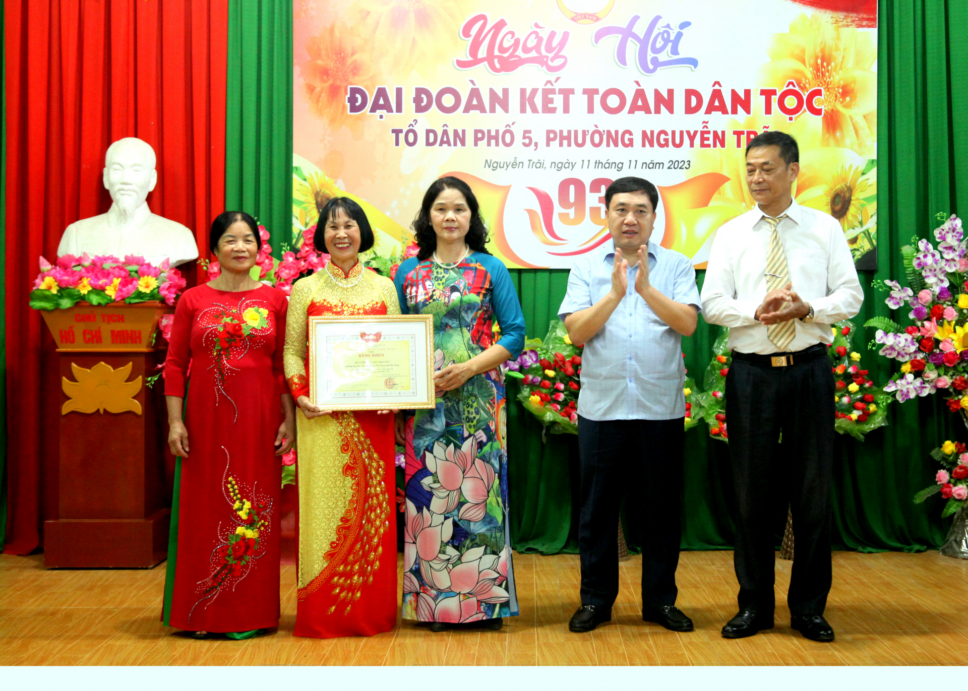 Quyền Bí thư Tỉnh ủy Nguyễn Mạnh Dũng trao Bằng khen cho Ban Mặt trận Tổ quốc tổ 5 về thành tích xuất sắc trong 20 năm tổ chức Ngày hội Đại đoàn kết toàn dân.
