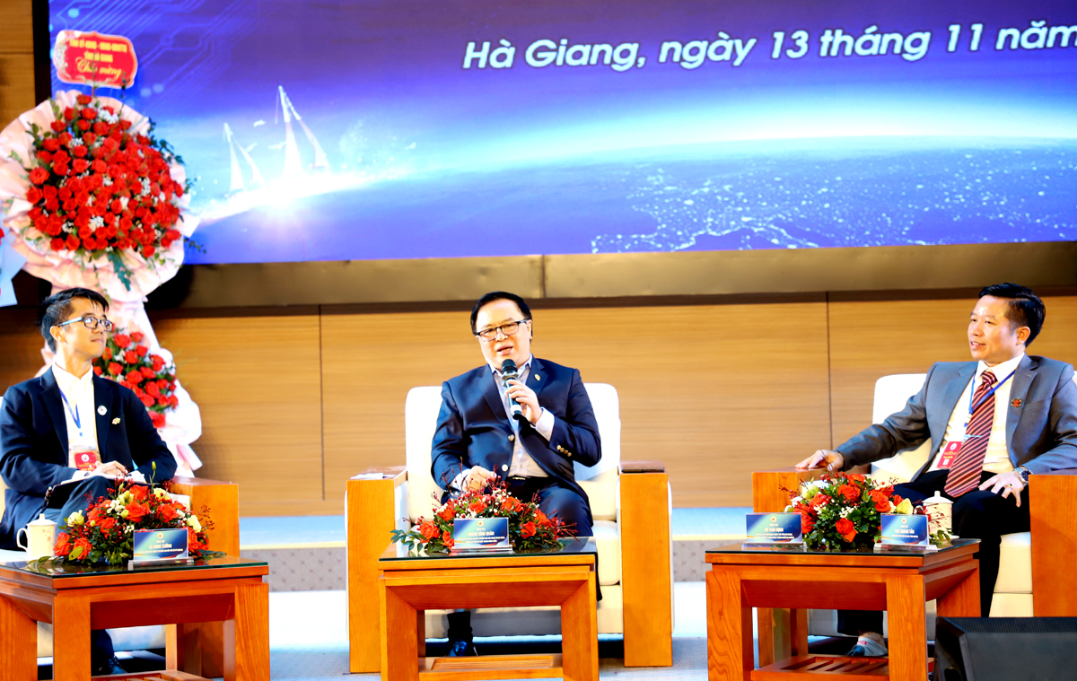 Đồng chí Hoàng Bình Quân (giữa), Chủ tịch Danh dự Hội Doanh nhân trẻ Việt Nam trao đổi tại diễn đàn.
