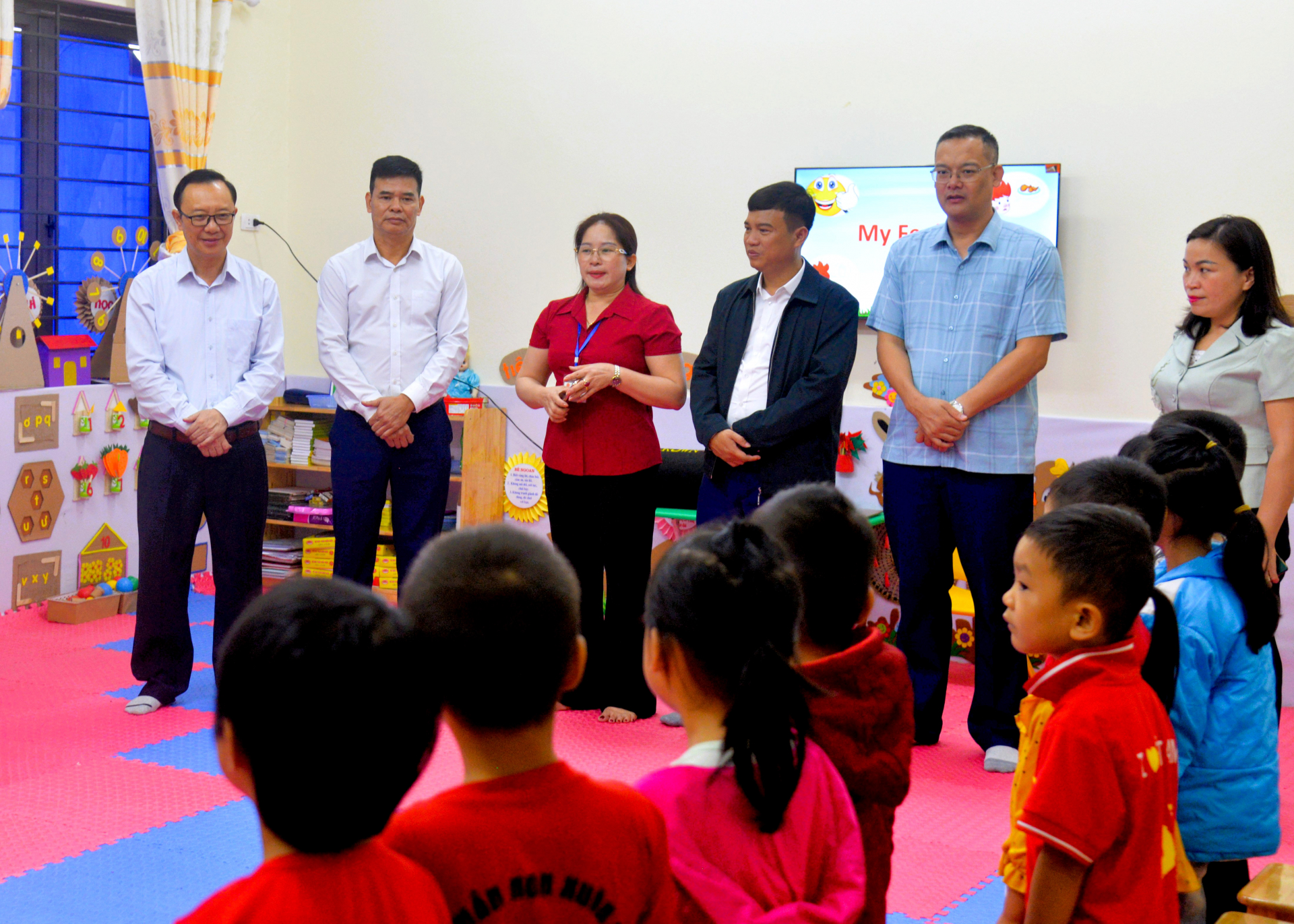 Phó Bí thư Thường trực Tỉnh ủy, Chủ tịch HĐND tỉnh Thào Hồng Sơn thăm, động viên cô và trò Trường Mầm non Sao Mai (Quang Bình).