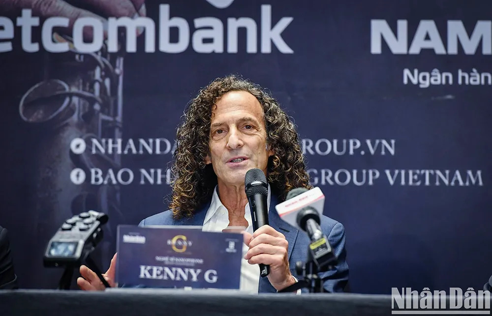 Kenny G tại buổi họp báo chiều 13.11