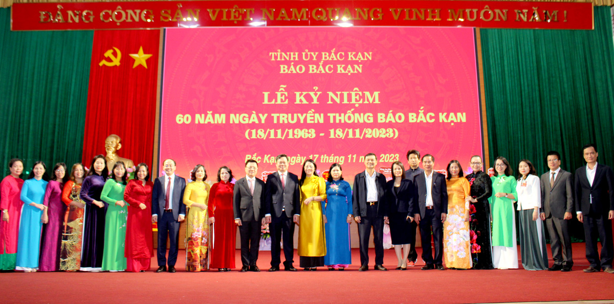 Các đồng chí lãnh đạo T.Ư và lãnh đạo Báo Đảng các tỉnh chụp ảnh lưu niệm tại buổi lễ kỷ niệm