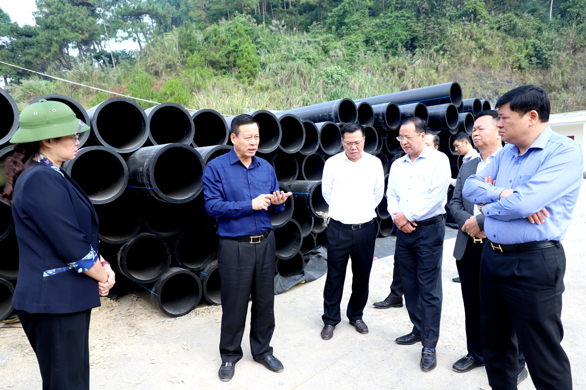 Chủ tịch UBND tỉnh Nguyễn Văn Sơn kiểm tra khu tập kết đường ống dẫn nước Dự án nước Suối Sửu