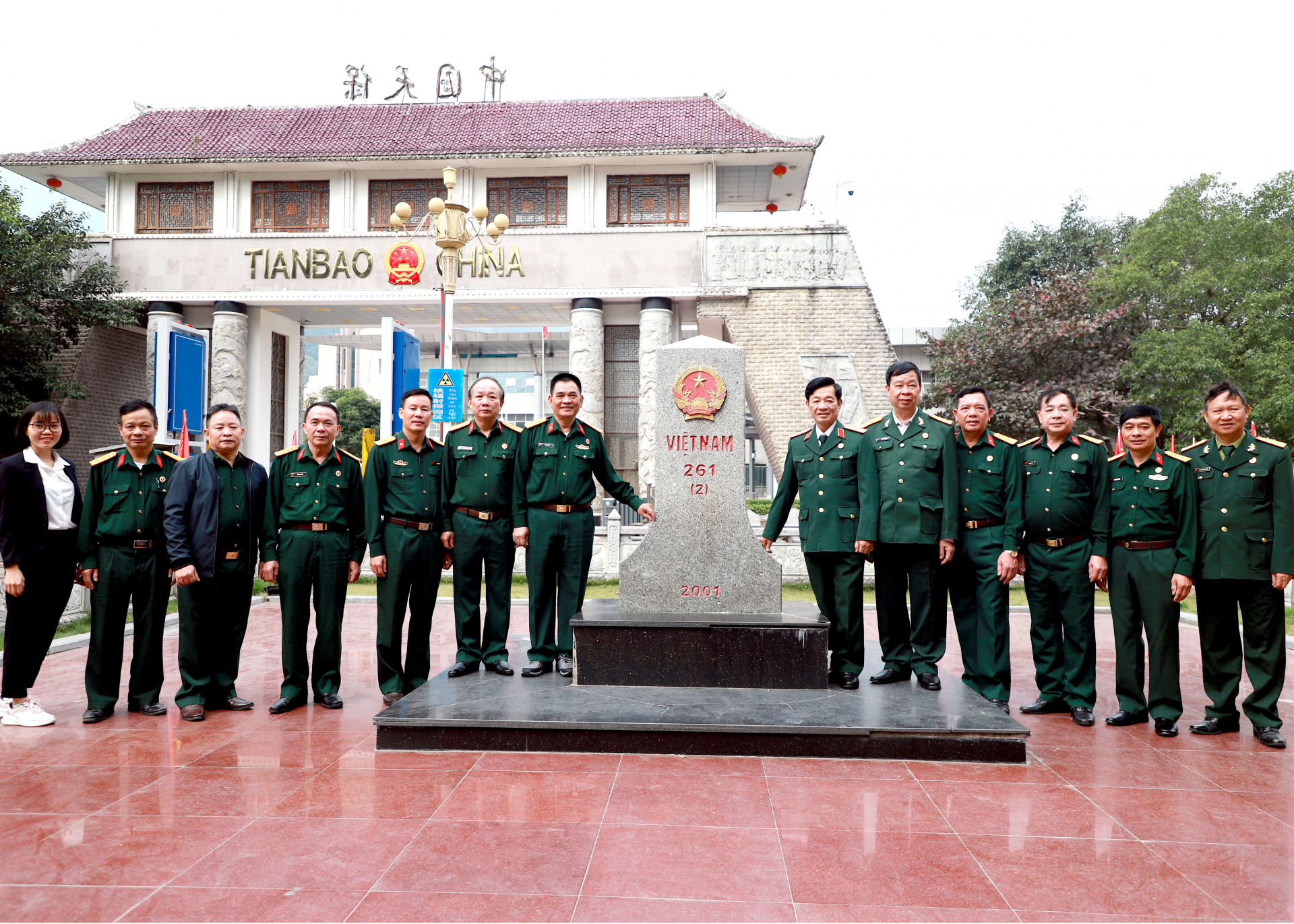 Cụm thi đua số 2 Hội CCB Việt Nam chụp ảnh lưu niệm tại Cửa khẩu quốc tế Thanh Thủy.