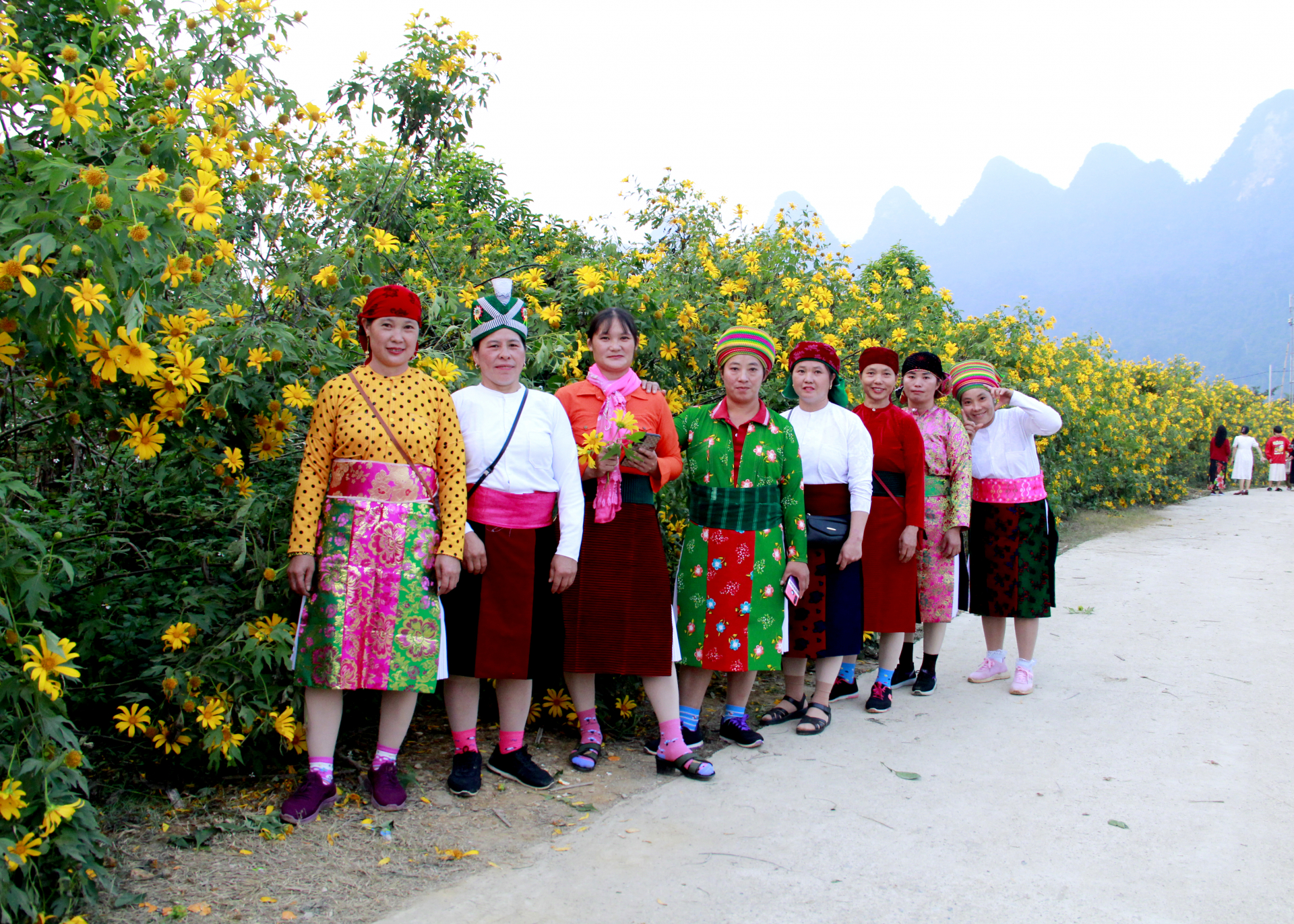 Người dân xã Phong Quang đi lễ hội trong trang phục truyền thống dân tộc.
