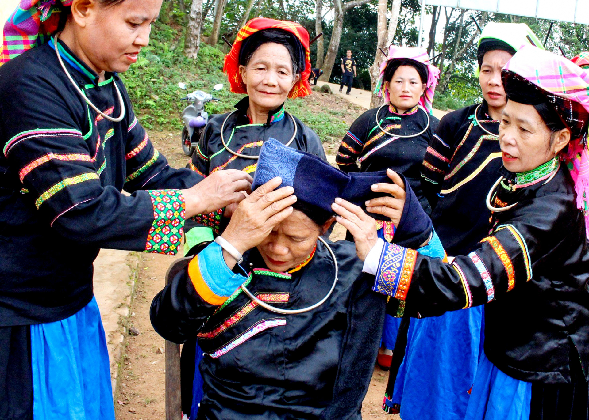 Sau khi búi tóc xong, phụ nữ Pu Péo sẽ sử dụng 3 loại khăn có tên gọi: tin khẳn, nhiêu và pươi tô để xếp thành các lớp.