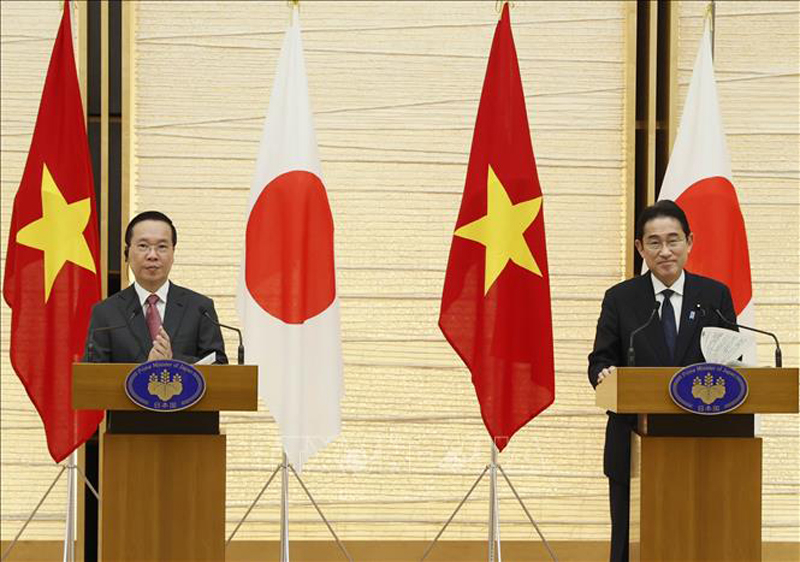Chủ tịch nước Võ Văn Thưởng và Thủ tướng Nhật Bản Kishida Fumio tại buổi gặp gỡ báo chí. 