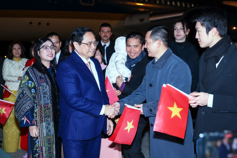 Cán bộ, nhân viên Đại sứ quán và cộng đồng người Việt Nam tại Thổ Nhĩ Kỳ đón Thủ tướng Phạm Minh Chính và Phu nhân tại sân bay Quốc tế Esenboga ở Thủ đô Ankara.