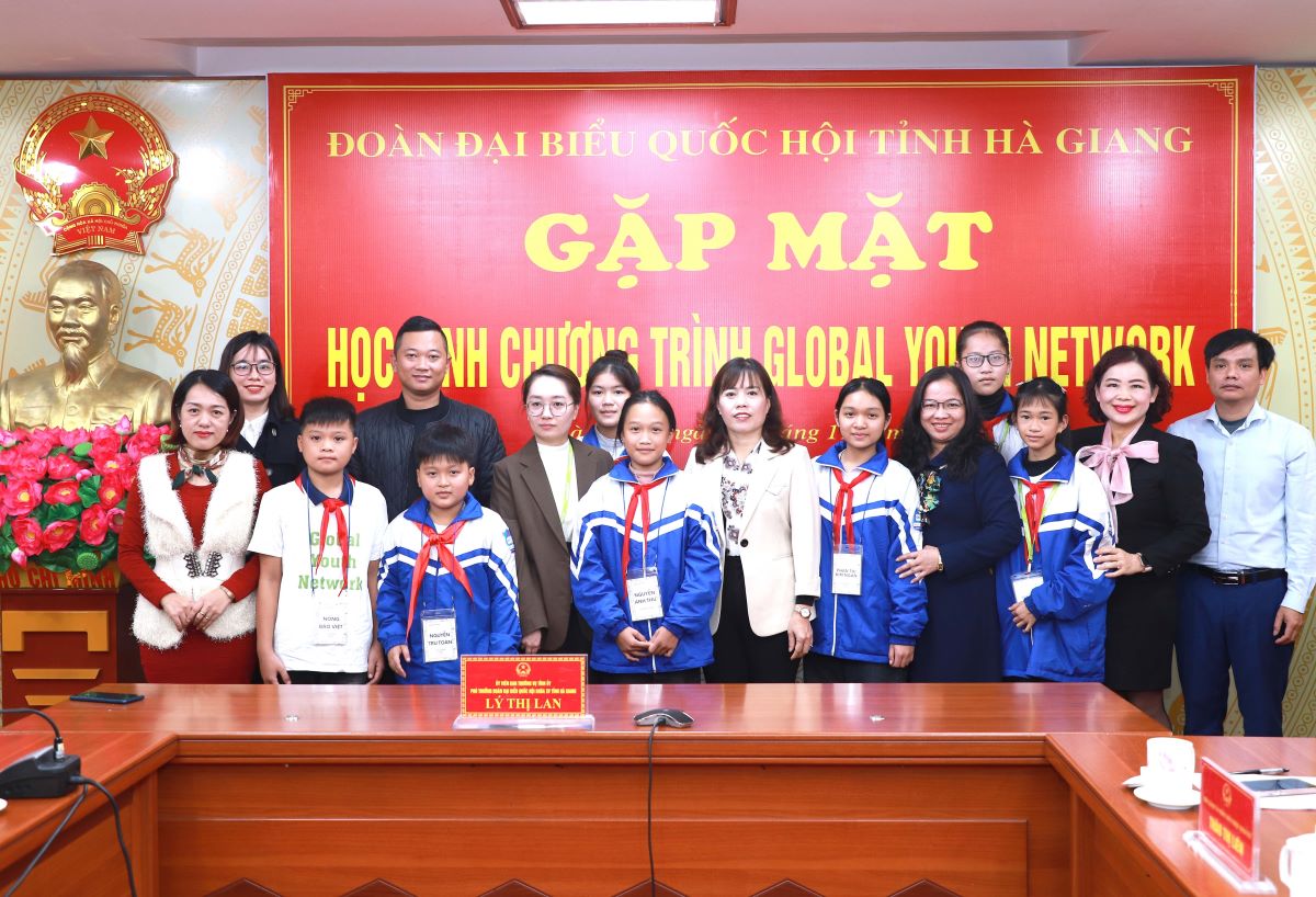Đoàn ĐBQH khóa XV đơn vị tỉnh Hà Giang chụp ảnh lưu niệm với các cháu học sinh tham gia Chương trình “Mạng lưới thanh, thiếu niên toàn cầu” huyện Quang Bình.