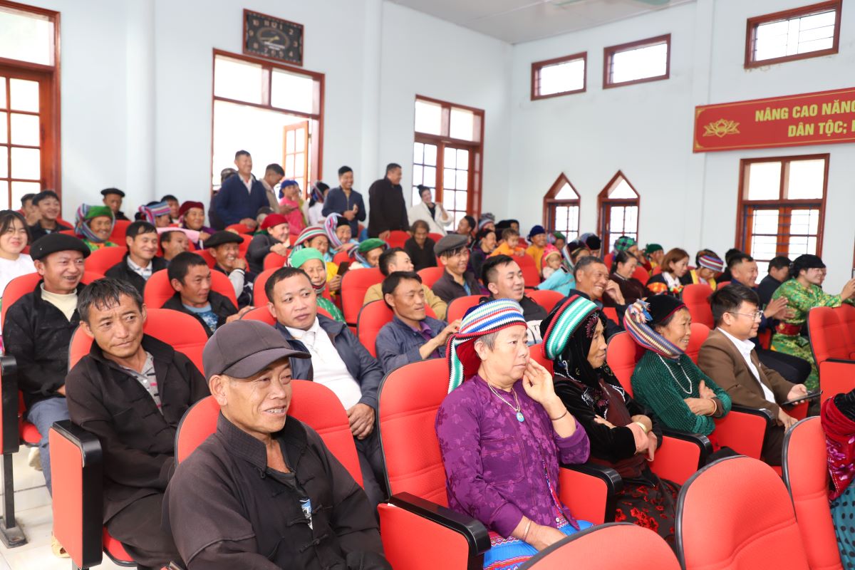 Nhân dân thôn Thèn Pả tham dự Ngày hội