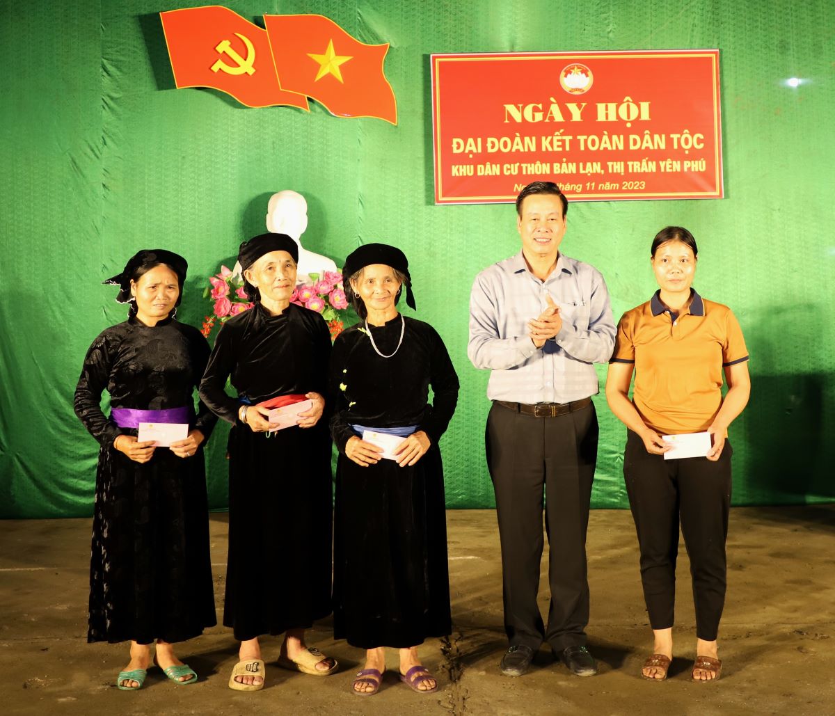 Chủ tịch UBND tỉnh Nguyễn Văn Sơn tặng quà động viên các hộ nghèo và cận nghèo thôn Bản Lạn.