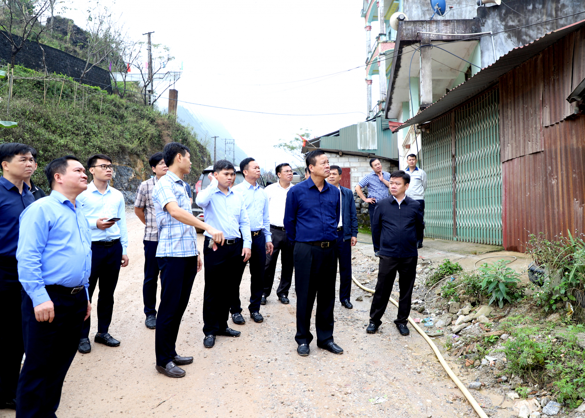 Chủ tịch UBND tỉnh Nguyễn Văn Sơn kiểm tra hiện trạng nhà dân và công tác giải phóng mặt bằng thuộc địa phận xã Sủng Máng (Mèo Vạc).