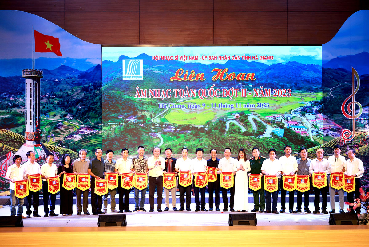 Ban tổ chức trao Cờ lưu niệm cho 21 đoàn tham dự Liên hoan âm nhạc toàn quốc đợt II năm 2023 tại Hà Giang.