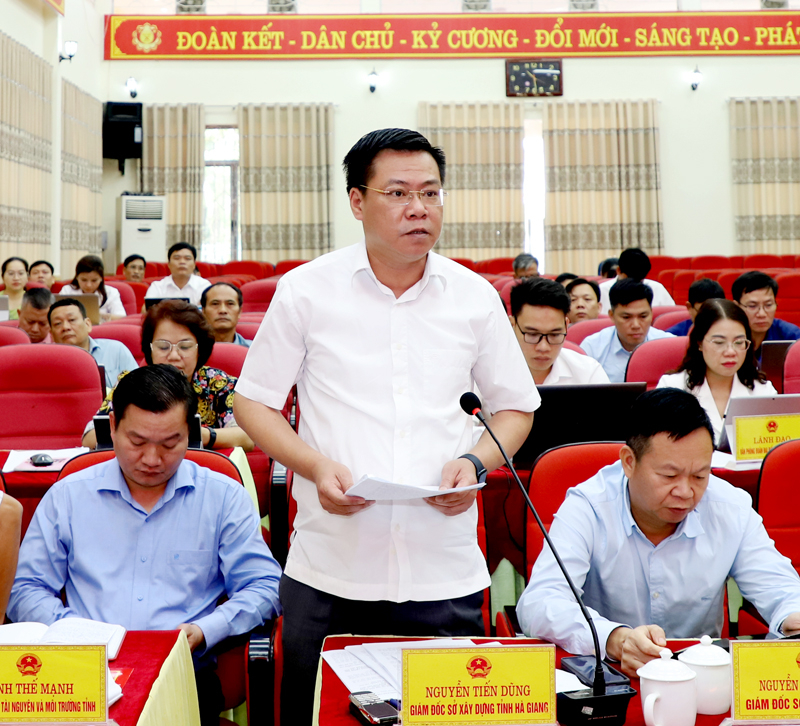 Giám đốc Sở Xây dựng Nguyễn Tiến Dũng đề nghị huyện Bắc Mê tăng cường quản lý quy hoạch và trật tự xây dựng; thực hiện các chương trình mục tiêu quốc gia đảm bảo hiệu quả nguồn vốn đầu tư.