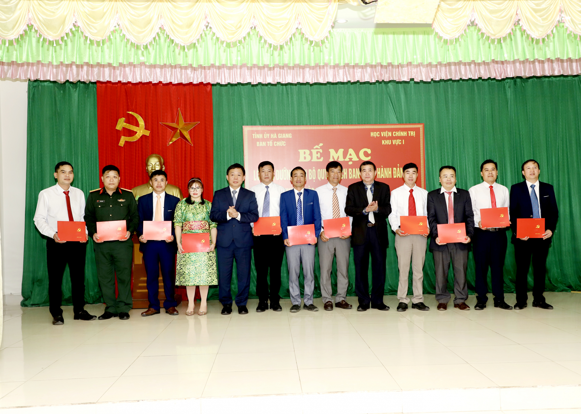 Giám đốc Học viện Chính trị khu vực I và lãnh đạo Ban Tổ chức Tỉnh ủy trao Giấy chứng nhận cho các học viên