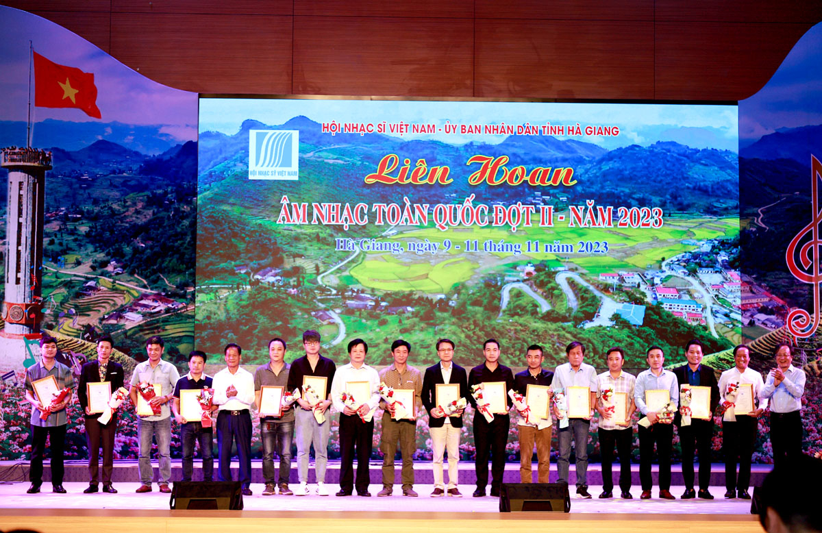 Giám đốc sở VHTT&DL tỉnh Nguyễn Hồng Hải và Nhạc sĩ Trần Vương Thạch, Chủ tịch Hội đồng thẩm định trao giải thưởng và hoa cho các tác giả đạt giải B.