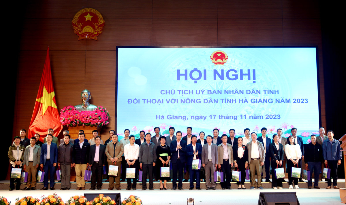 Chủ tịch UBND tỉnh Nguyễn Văn Sơn tặng quà cán bộ, hội viên nông dân tiêu biểu trên địa bàn tỉnh.