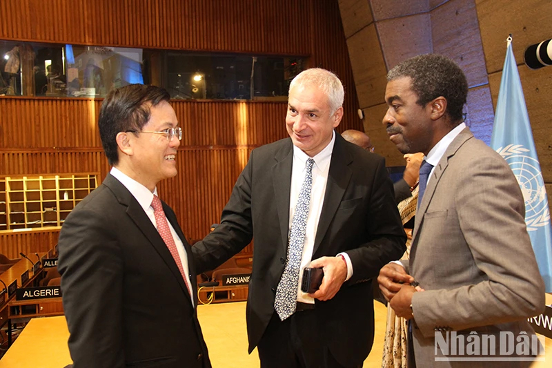 Giám đốc Trung tâm Di sản Thế giới Lazare Eloundou Assomo (phải) chúc mừng Thứ trưởng Ngoại giao Hà Kim Ngọc và Đoàn Việt Nam. 