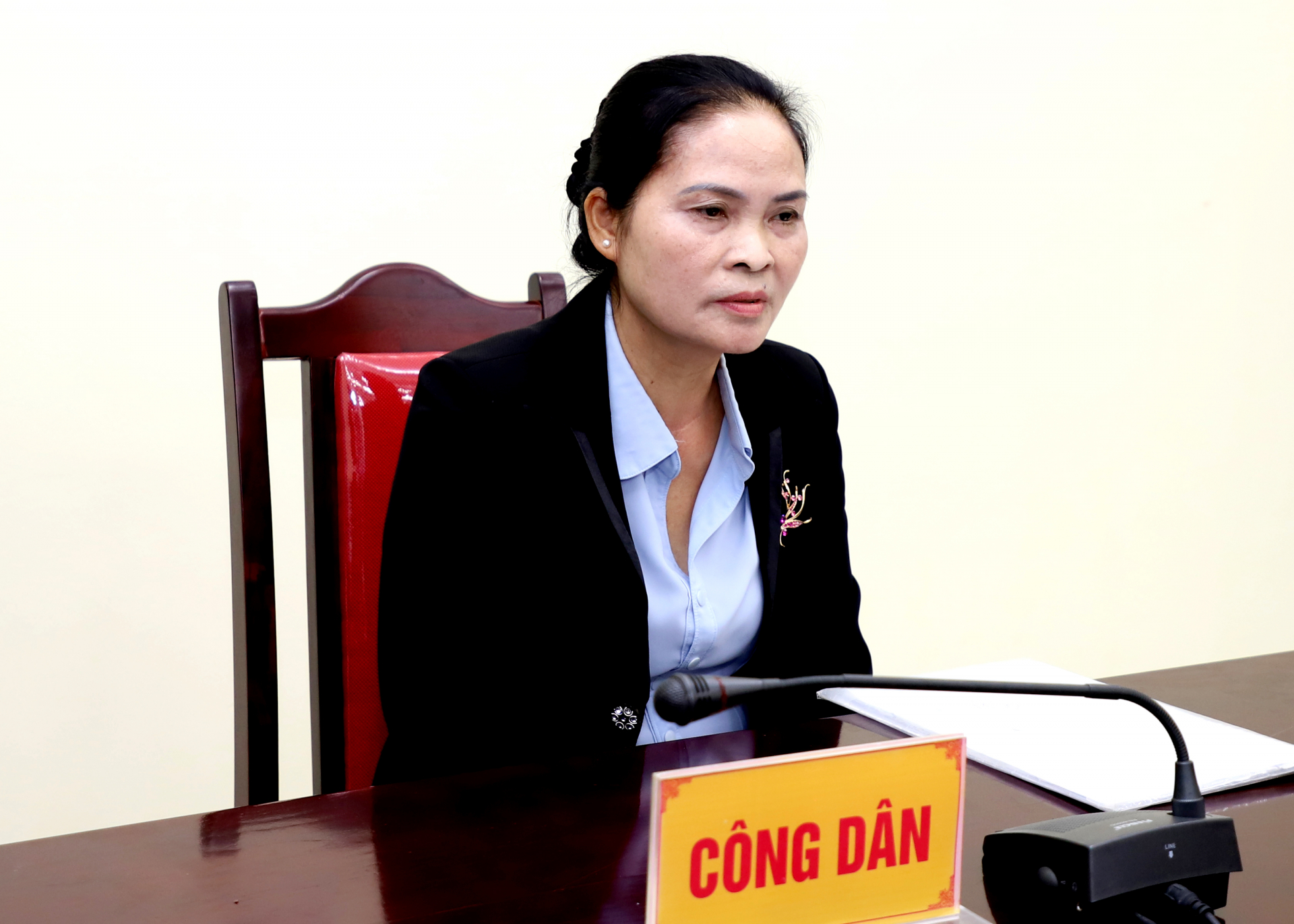 Công dân Hoàng Thị Chiên, tổ 1, thị trấn Việt Quang trình bày kiến nghị.