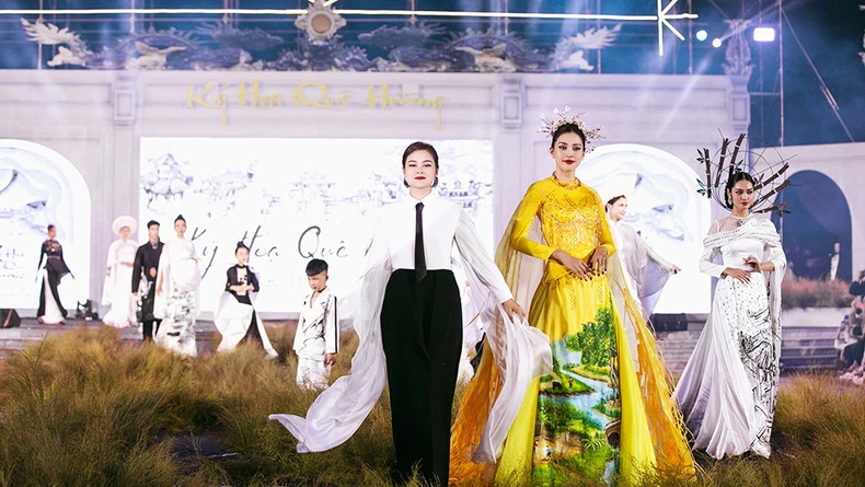 Nhà thiết kế Thạch Linh và Hoa hậu Trần Tiểu Vy trong đêm diễn.