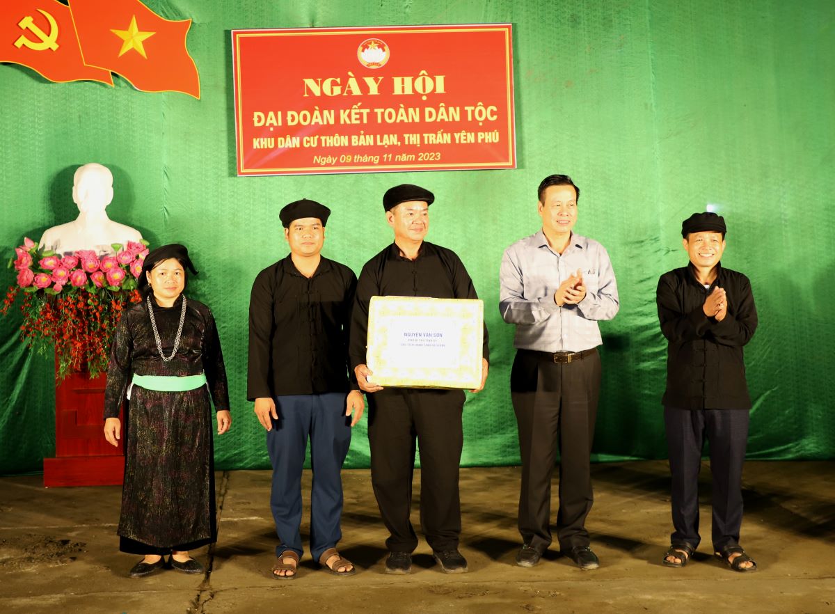 Chủ tịch UBND tỉnh Nguyễn Văn Sơn tặng quà Ban lãnh đạo thôn Bản Lạn.