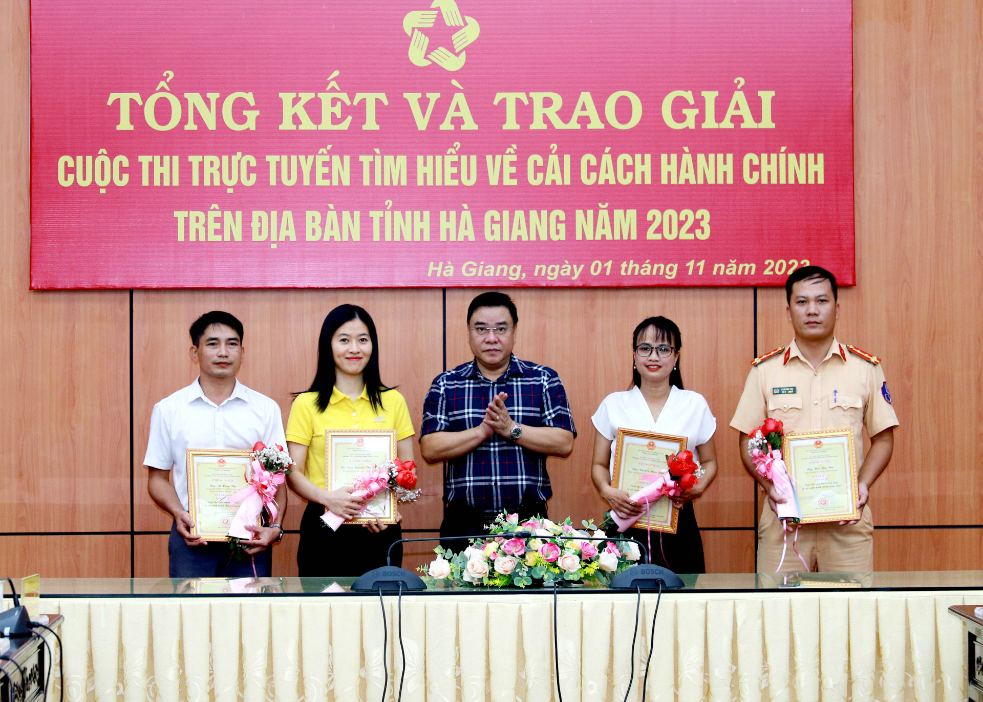 Phó Chủ tịch Thường trực UBND tỉnh Hoàng Gia Long trao giải Nhì cho các tập thể đạt giải.