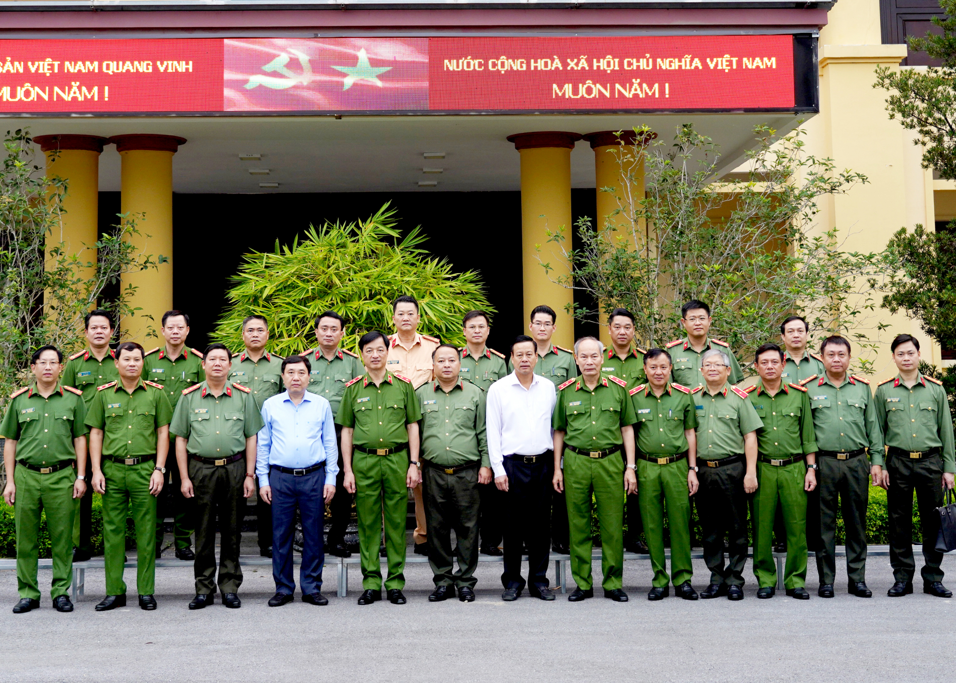 Thứ trưởng Bộ Công an cùng Quyền Bí thư Tỉnh ủy Nguyễn Mạnh Dũng và Chủ tịch UBND tỉnh Nguyễn Văn Sơn chụp ảnh với lãnh đạo, cán bộ, chiến sỹ Công an tỉnh.