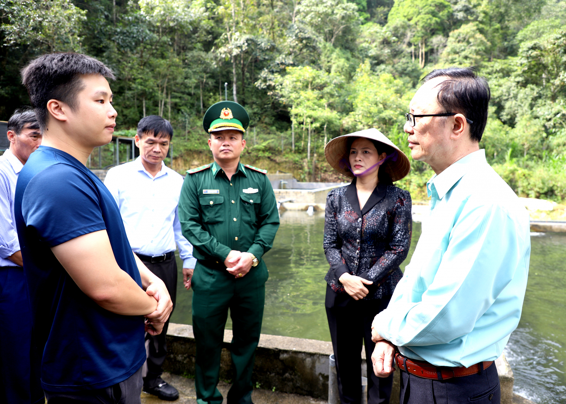 Phó Bí thư Thường trực Tỉnh ủy, Chủ tịch HĐND tỉnh Thào Hồng Sơn thăm mô hình nuôi cá tầm, cá hồi tại thôn Bản Thăng, xã Tùng Vài