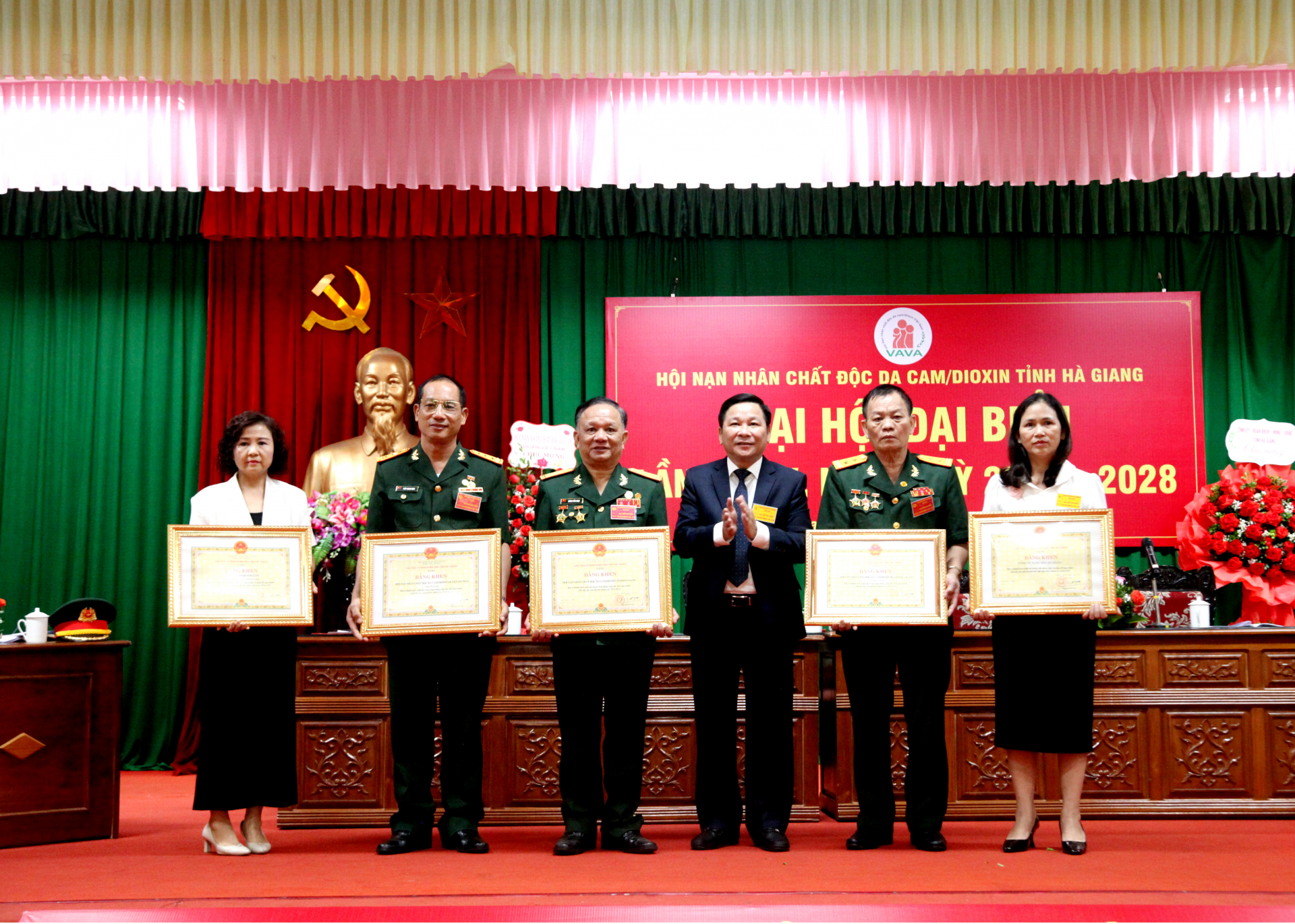 Phó Chủ tịch HĐND tỉnh Hoàng Văn Vịnh trao Bằng khen của Chủ tịch UBND tỉnh cho các tập thể có thành tích xuất sắc trong hoạt động công tác hội nhiệm kỳ 2018 – 2023.