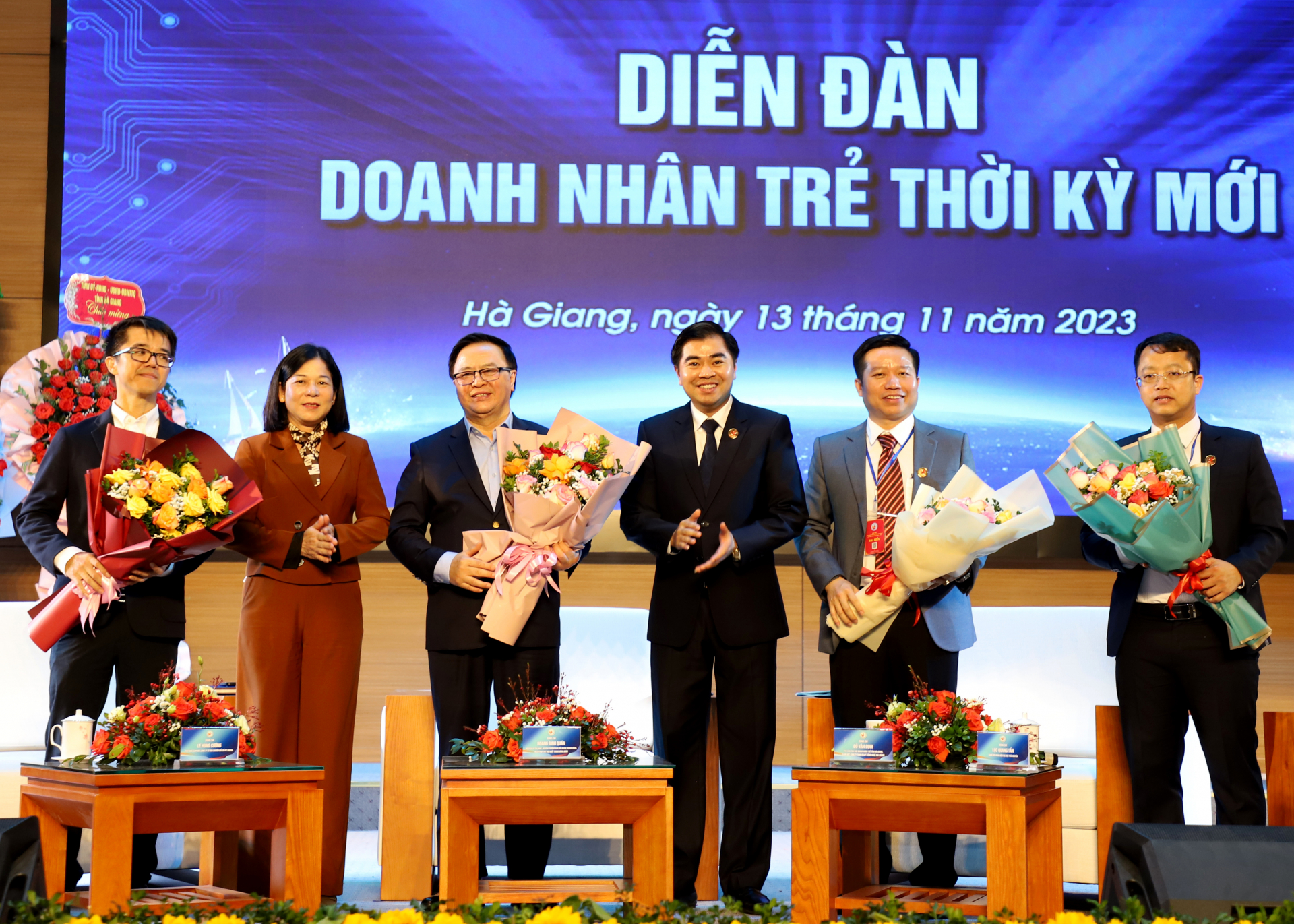 Phó Chủ tịch Thường trực HĐND tỉnh Chúng Thị Chiên và Chủ tịch Hội Doanh nhân trẻ tỉnh Đỗ Ngọc Thuận tặng hoa các diễn giả tham gia diễn đàn.