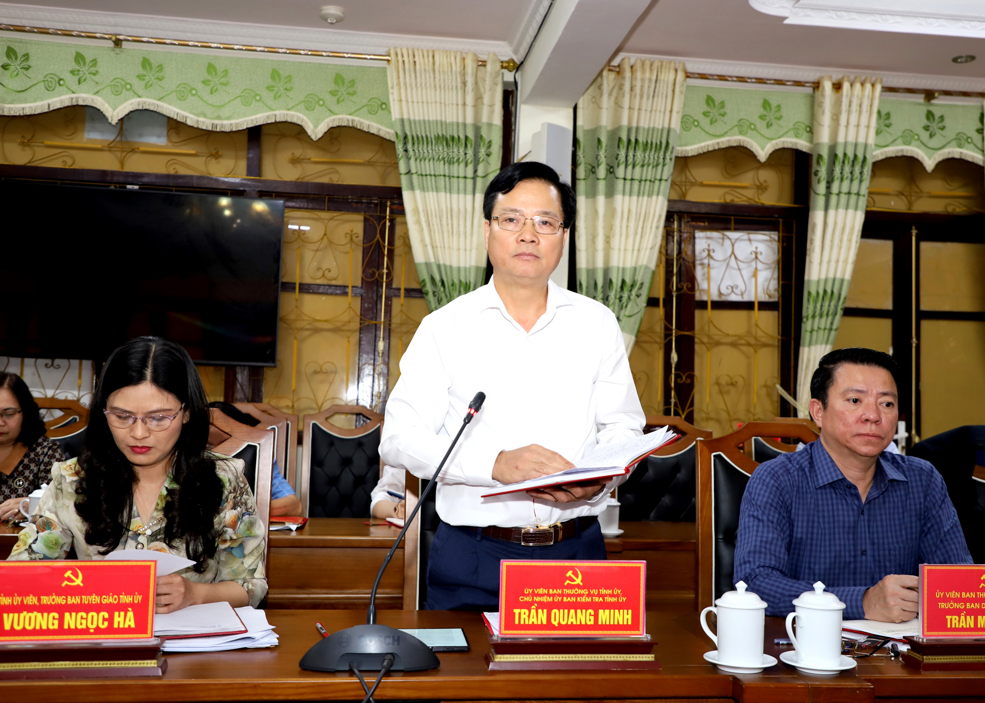 Chủ nhiệm UBKT Tỉnh ủy Trần Quang Minh thảo luận, đóng góp ý kiến với BTV Thành ủy về công tác kiểm tra, giám sát trong Đảng.