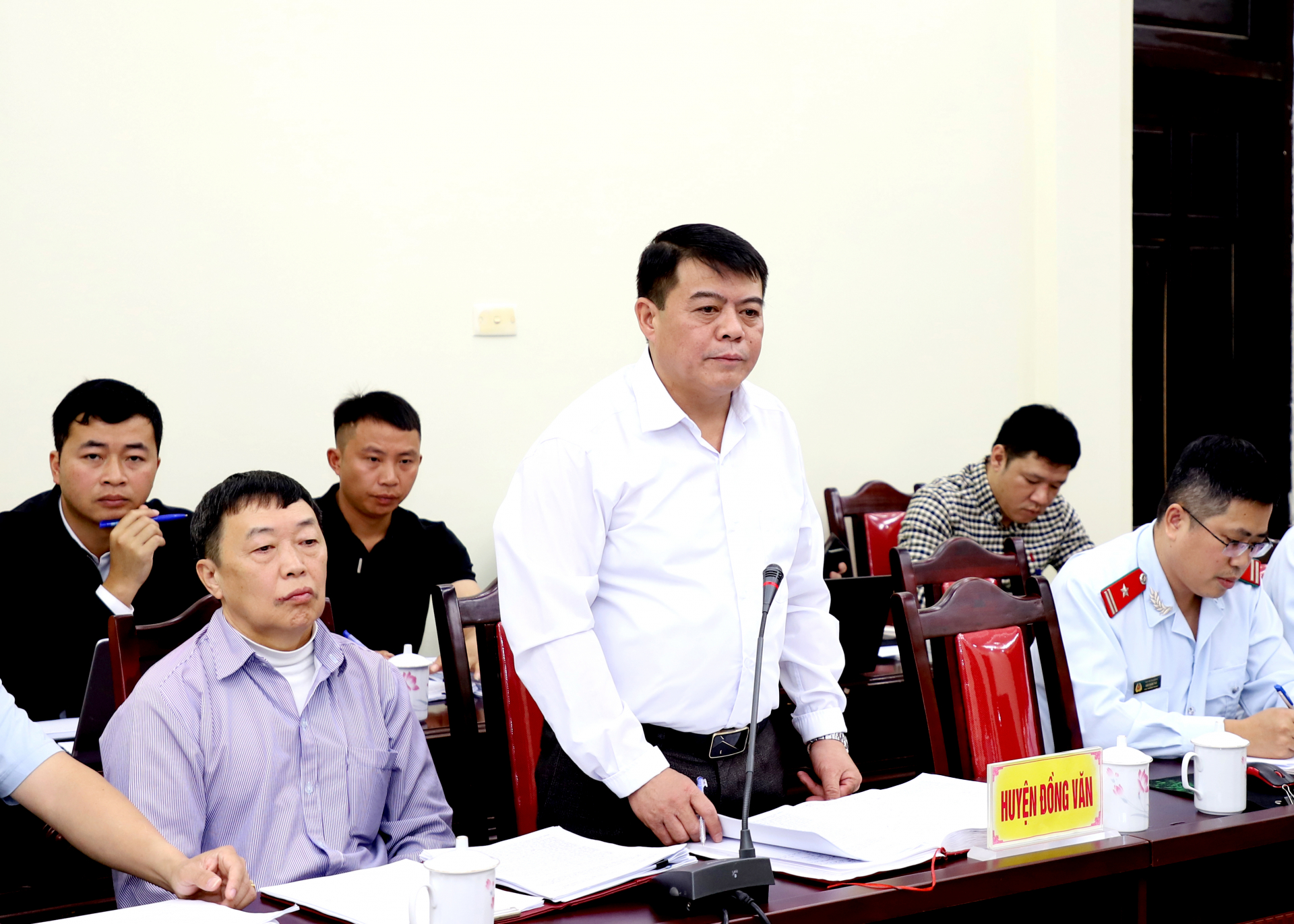 Chủ tịch UBND huyện Đồng Văn Dinh Chí Thành báo cáo kết quả giải quyết đơn thư, khiếu nại của công dân.