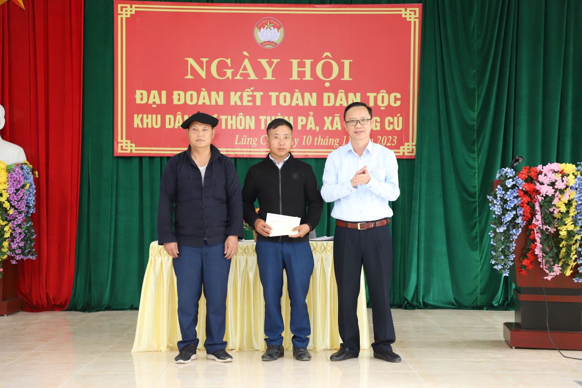 Phó Bí thư Thường trực Tỉnh ủy, Chủ tịch HĐND tỉnh Thào Hồng Sơn tặng quà chung vui cùng nhân dân thôn Thèn Pả