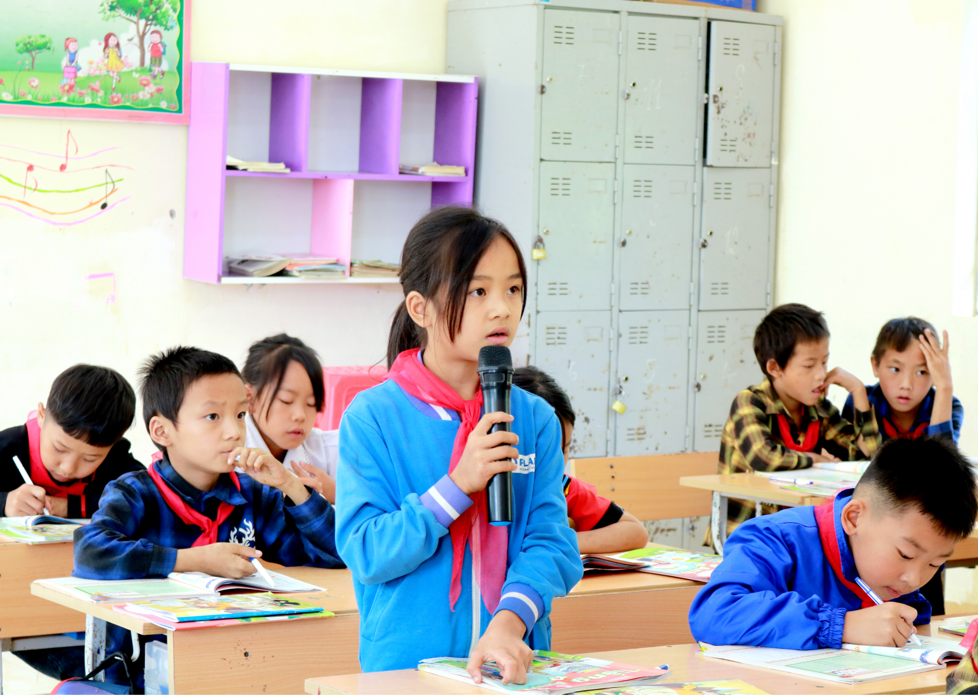 Sau khi tham gia học tập, các em học sinh không còn tự ti, e dè, thậm chí mạnh dạn giao tiếp bằng tiếng Anh với thầy cô và các bạn trong lớp.