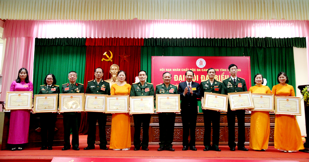 Phó Chủ tịch UBND tỉnh Trần Đức Quý trao Bằng khen của Chủ tịch UBND tỉnh cho các cá nhân có thành tích xuất sắc trong hoạt động công tác hội nhiệm kỳ 2018 – 2023.