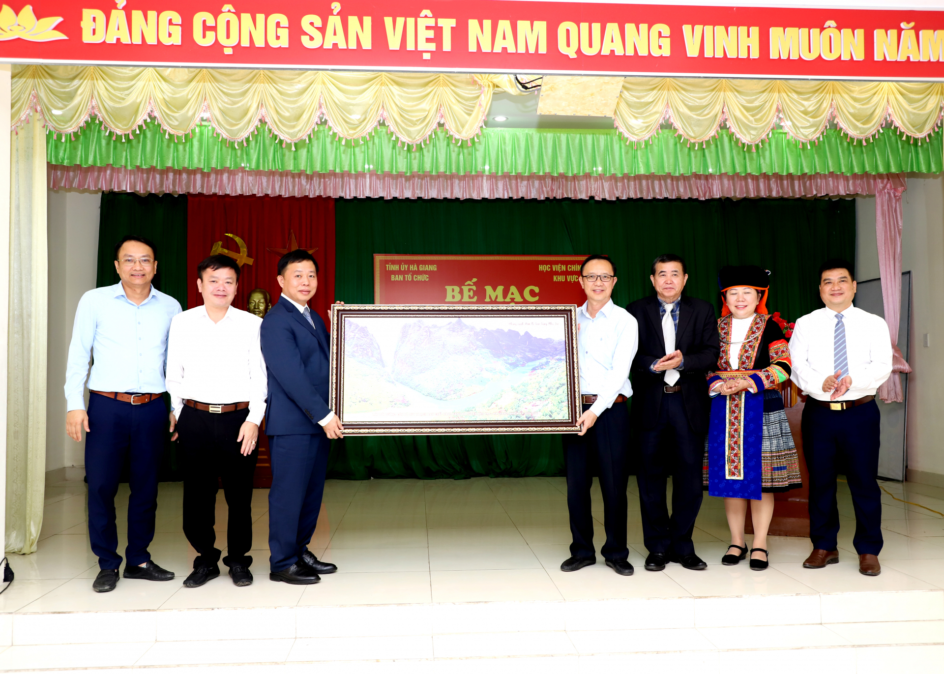 Phó Bí thư Thường trực Tỉnh ủy, Chủ tịch HĐND tỉnh Thào Hồng Sơn cùng lãnh đạo Ban Tổ chức Tỉnh ủy và huyện Mèo Vạc trao tặng bức tranh sông Nho Quế cho Học viện Chính trị khu vực I 
