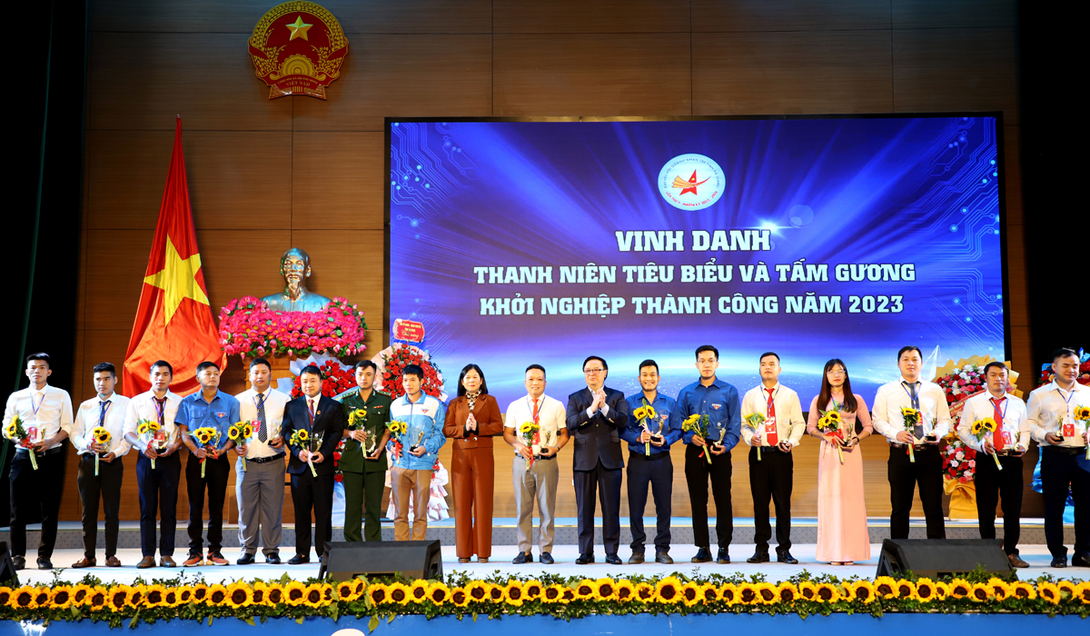 Phó Chủ tịch HĐND tỉnh Chúng Thị Chiên và Chủ tịch Danh dự Hội Doanh nhân trẻ Việt Nam Hoàng Bình Quân trao thưởng cho các gương đoàn viên, thanh niên khởi nghiệp.