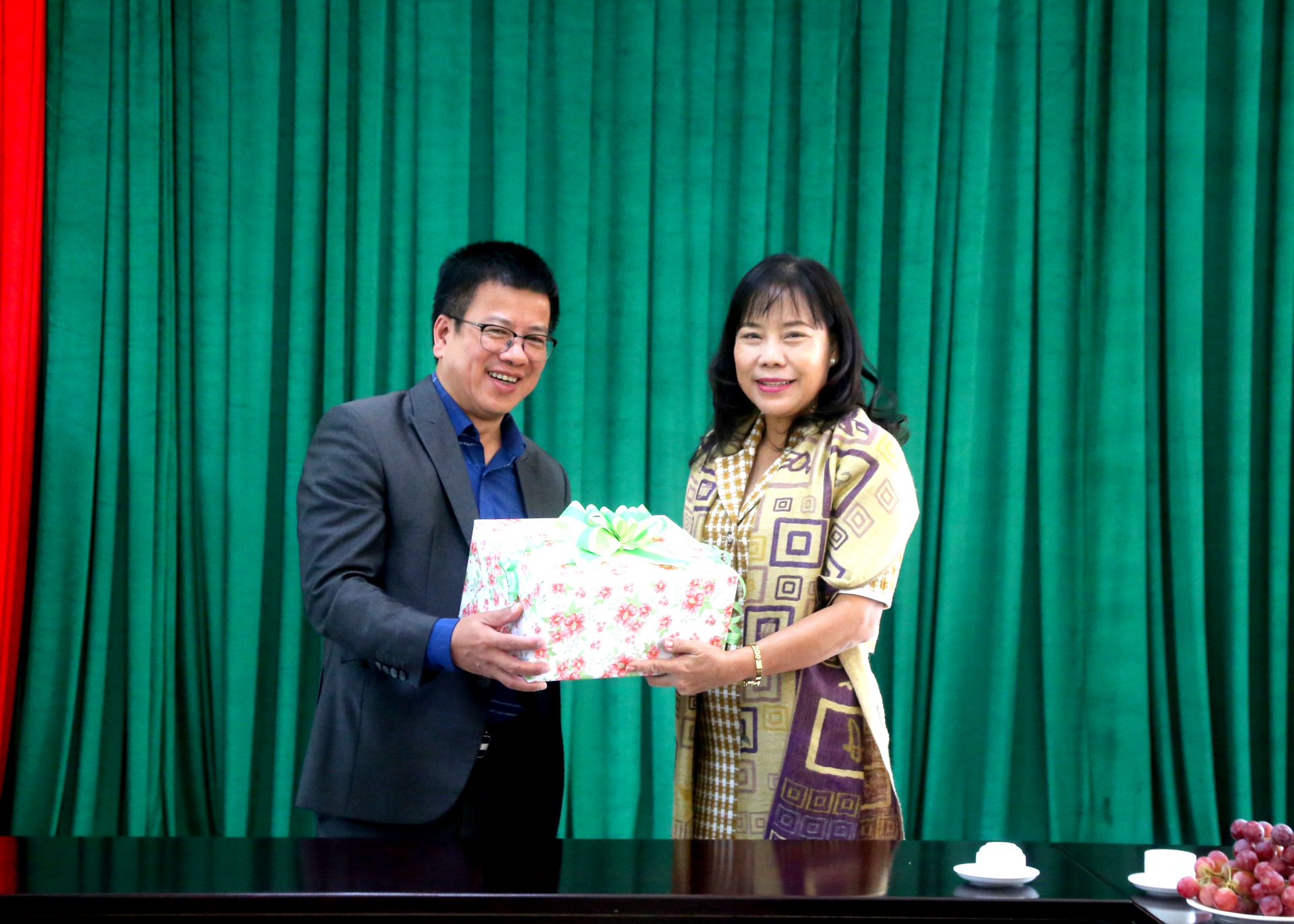 Tổng Biên tập Báo Hà Giang Nguyễn Trung Thu tặng quà lưu niệm cho Báo Bà Rịa - Vũng Tàu.