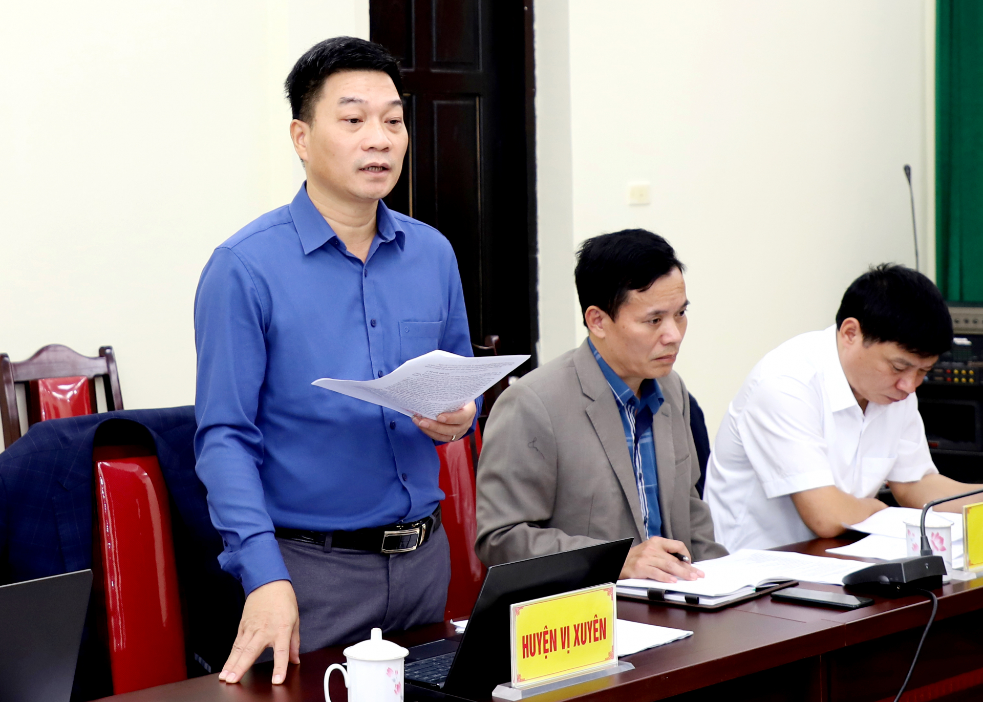 Chủ tịch UBND huyện Vị Xuyên Hoàng Thanh Tịnh báo cáo kết quả giải quyết kiến nghị của công dân.