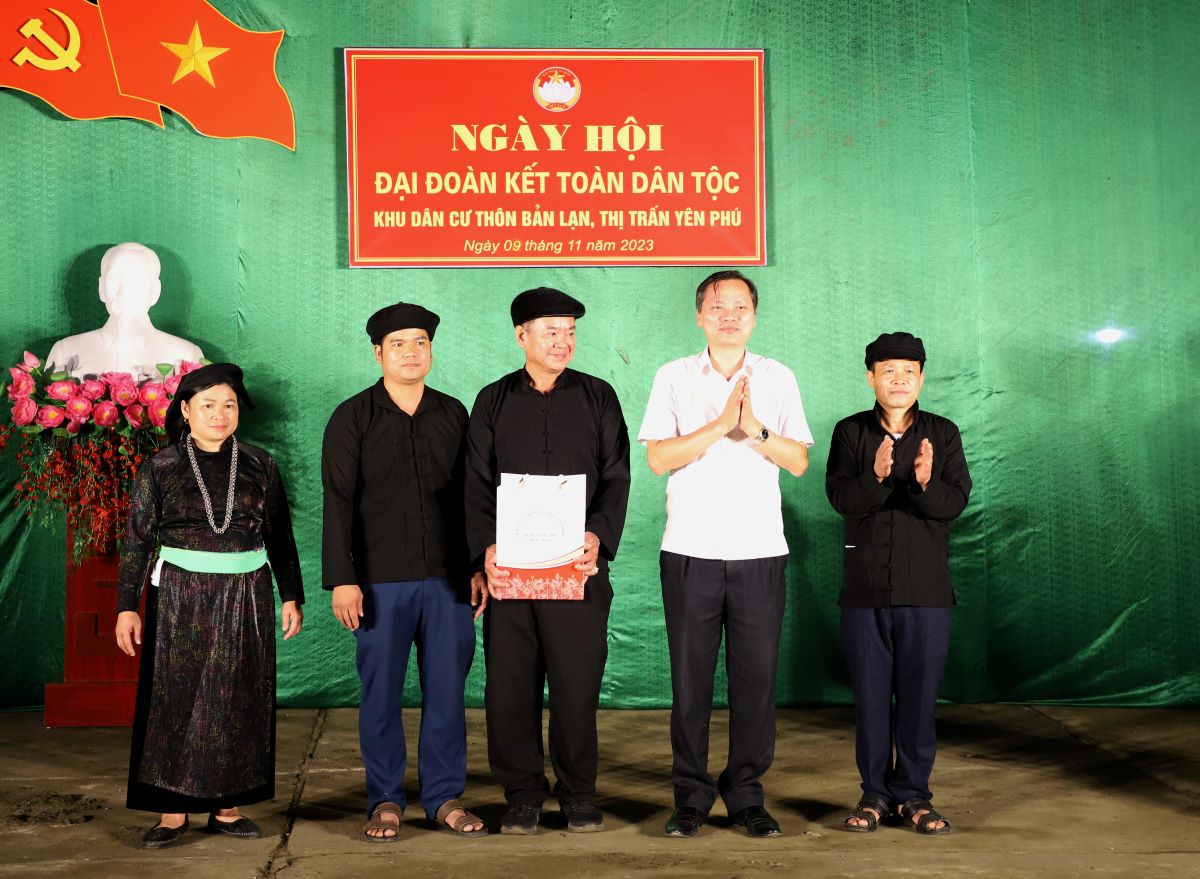 Bí thư Huyện ủy Bắc Mê Bùi Văn Tuân tặng quà Ban lãnh đạo thôn Bản Lạn.