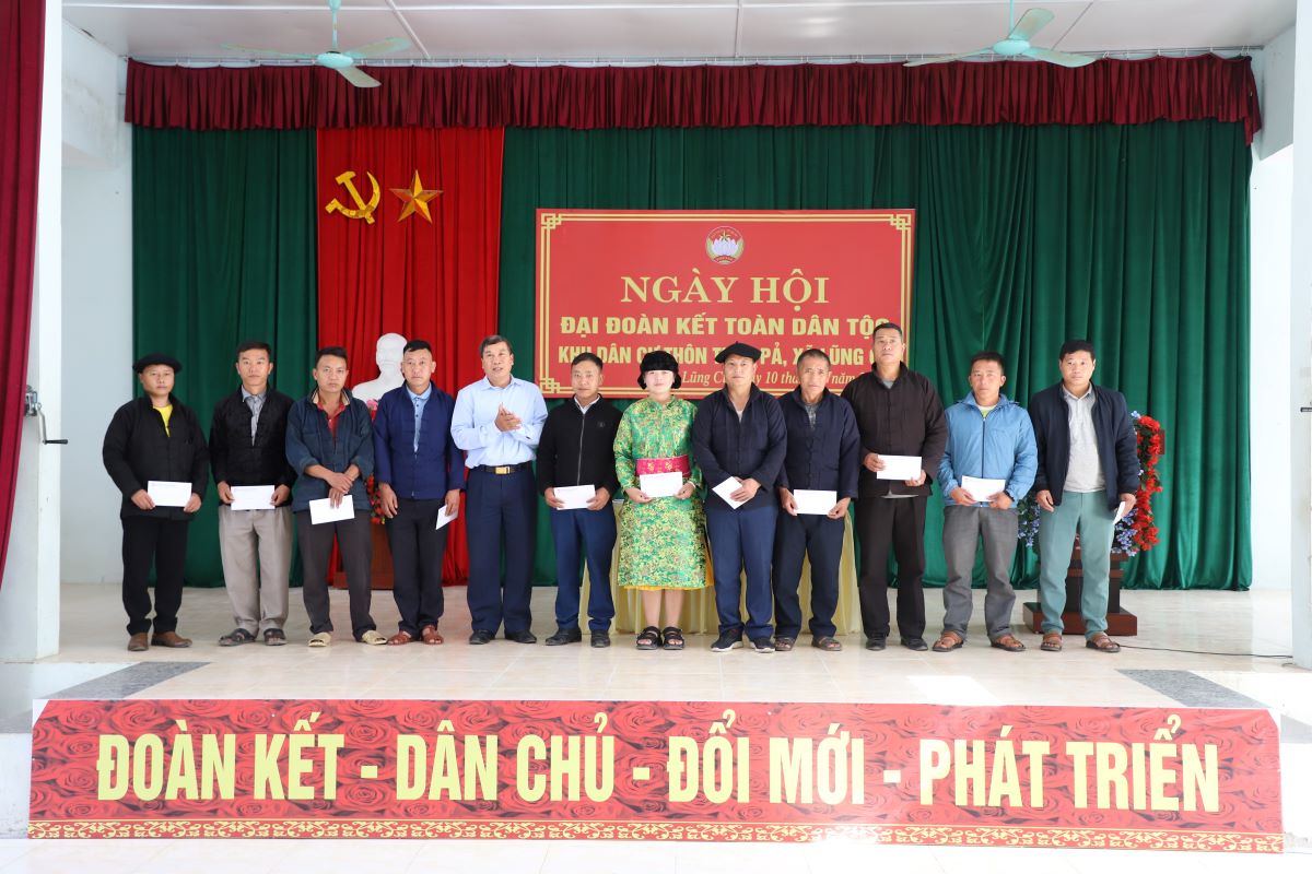 Lãnh đạo Ủy ban MTTQ tỉnh tặng quà các hộ dân xã Lũng Cú