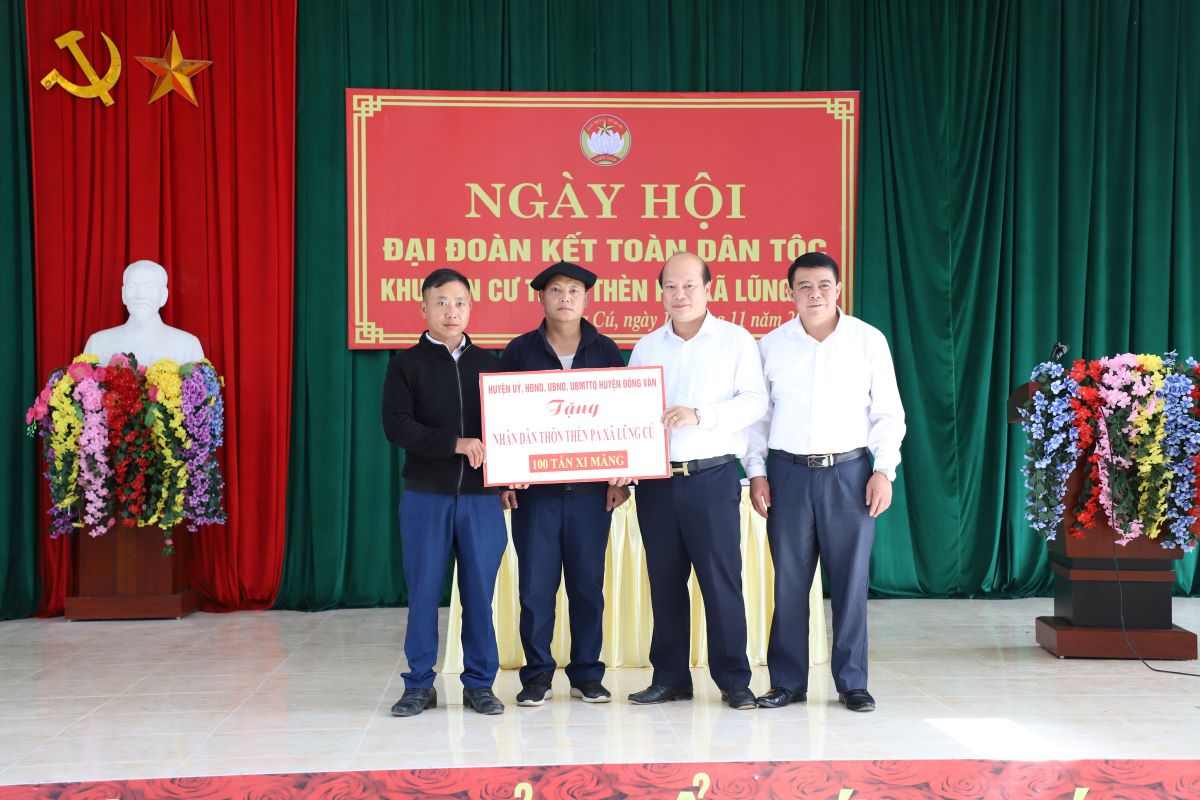 Lãnh đạo huyện Đồng Văn tặng xi măng cho thôn Thèn Pả