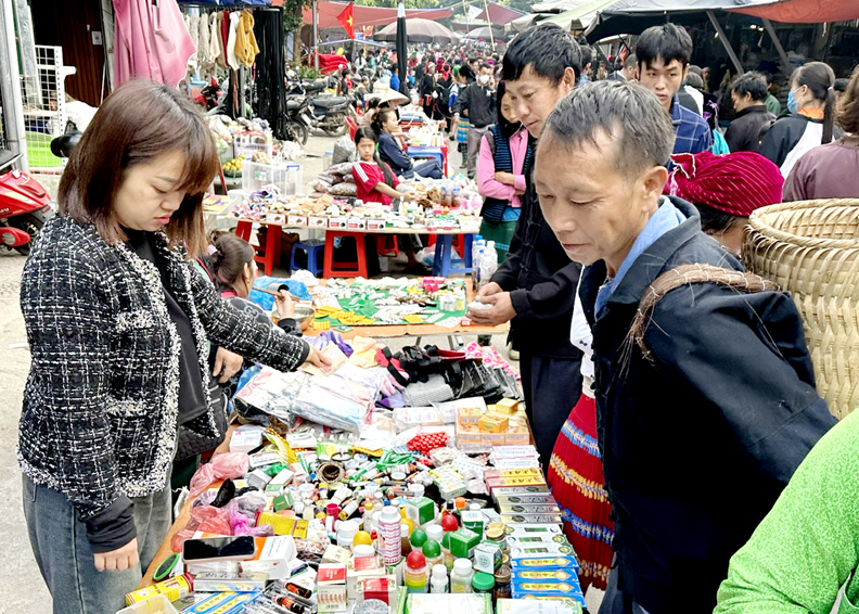 Gian hàng bán thuốc tại chợ trung tâm huyện, Mèo Vạc.