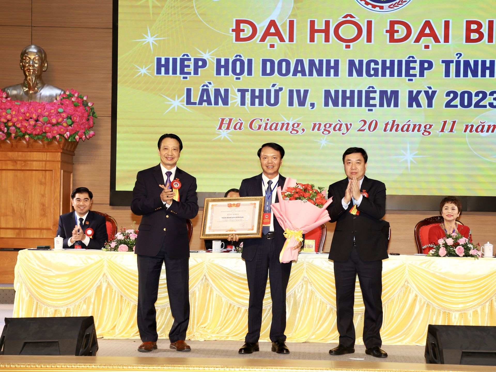 Quyền Bí thư Tỉnh ủy Nguyễn Mạnh Dũng và Phó Chủ tịch Liên đoàn thương mại và Công nghiệp Việt Nam tặng hoa và Bằng khen của Liên đoàn cho Hiệp hội Doanh nghiệp tỉnh